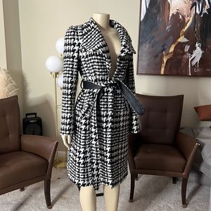 Super cute coat! Paired with a red lip and your set to go! Lol